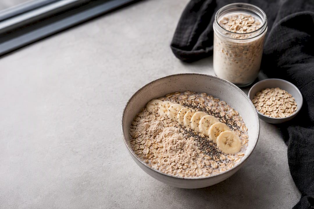 Protein oats bowl with banana and chia